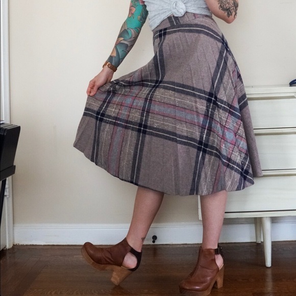 *Perfect for fall* Vintage plaid pleated skirt - Picture 1 of 7